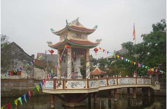 Tượng Quan &Acirc;m trước l&agrave;ng Đ&ocirc;ng Ph&ograve;ng         